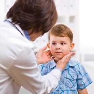 Otok limfnih čvorova na vratu kod djece: zašto se to dešava i kako tretirati